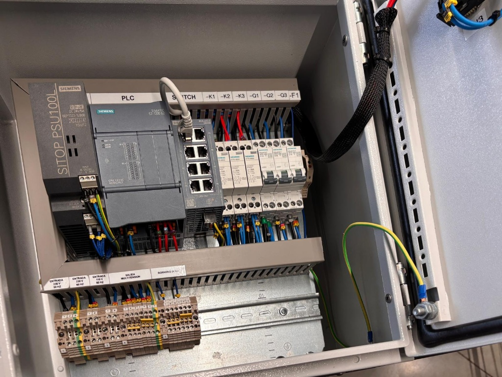 Gabinete con PLC Siemens S7-1200 y switch industrial