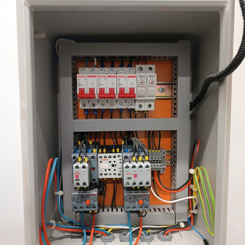 Tablero de fuerza y control LUHERTZ, contactores y guardamotores cableados